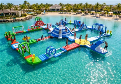 Grand parc aquatique gonflable flottant commercial pour adultes 100+